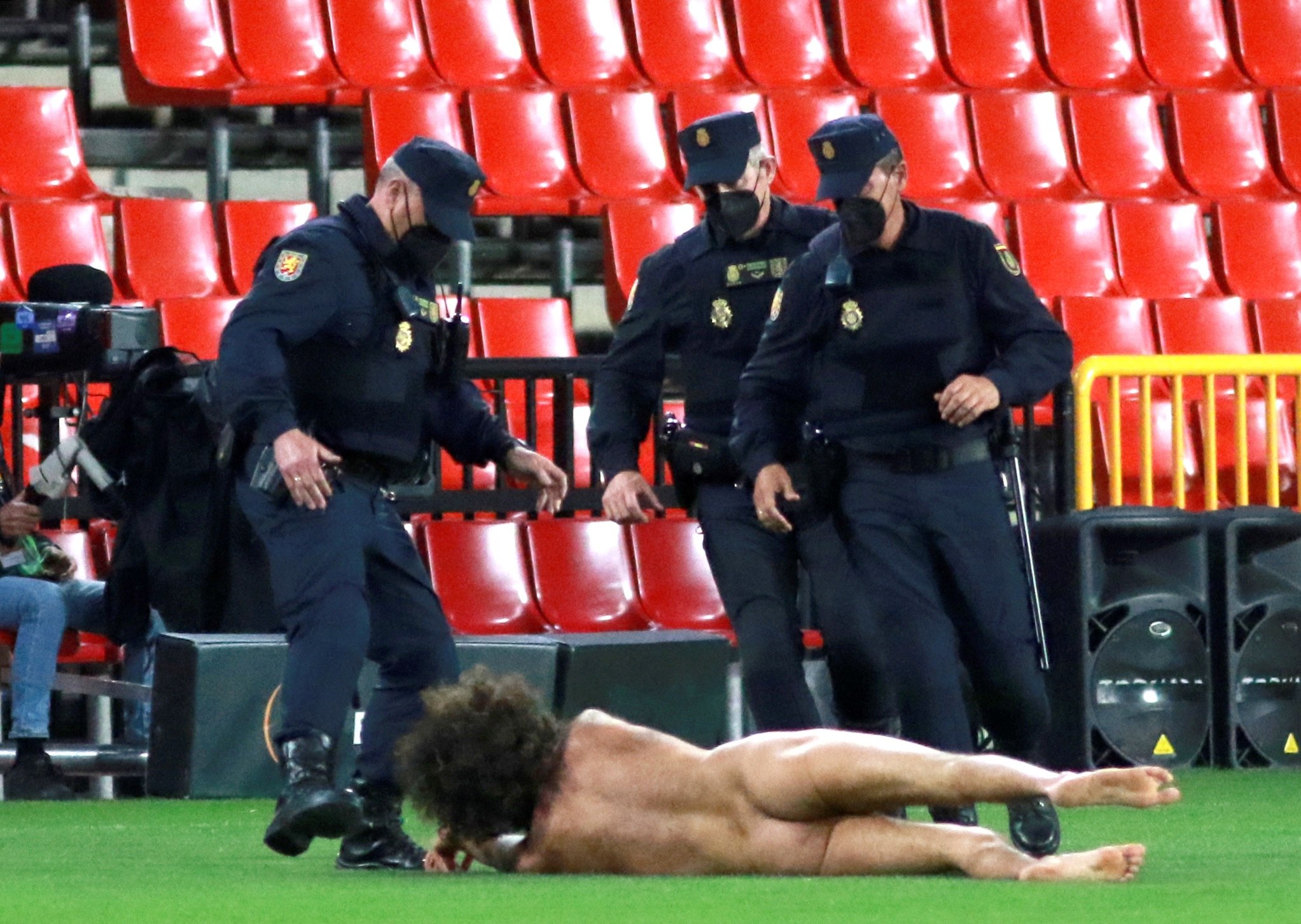 Un espontáneo ha saltado desnudo al terreno de juego, durante el partido de ida de los cuartos de final de la Liga Europa entre el Granada y el Manchester United que disputan esta noche en el estadio Nuevo Los Cármenes. Foto Prensa Libre: EFE.