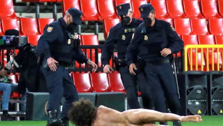 Un espontáneo ha saltado desnudo al terreno de juego, durante el partido de ida de los cuartos de final de la Liga Europa entre el Granada y el Manchester United que disputan esta noche en el estadio Nuevo Los Cármenes. Foto Prensa Libre: EFE.