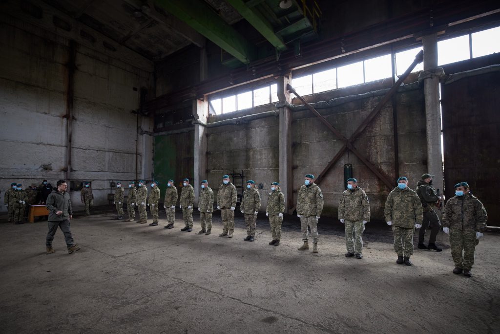 Donetsk (Ukraine), 09/04/2021.- A handout photo made available by the Ukrainian Presidential Press Service shows Ukraine's President Volodymyr Zelensky (L) on his working visit to the eastern Ukrainian conflict zone, 09 April 2021. 'Ukraine does not want a new hot war with Russia, but is ready to defend itself in a case of a military attack', Ukrainian Foreign minister Dmytro Kuleba said in an exclusive interview with EFE-EPA earlier in the day. Kuleba blamed Russia for the biggest military buildup at Ukraine's border since 2014 and said this was an attempt to intimidate Ukraine. (Atentado, Rusia, Ucrania) EFE/EPA/PRESIDENTIAL PRESS SERVICE / HANDOUT HANDOUT EDITORIAL USE ONLY/NO SALES