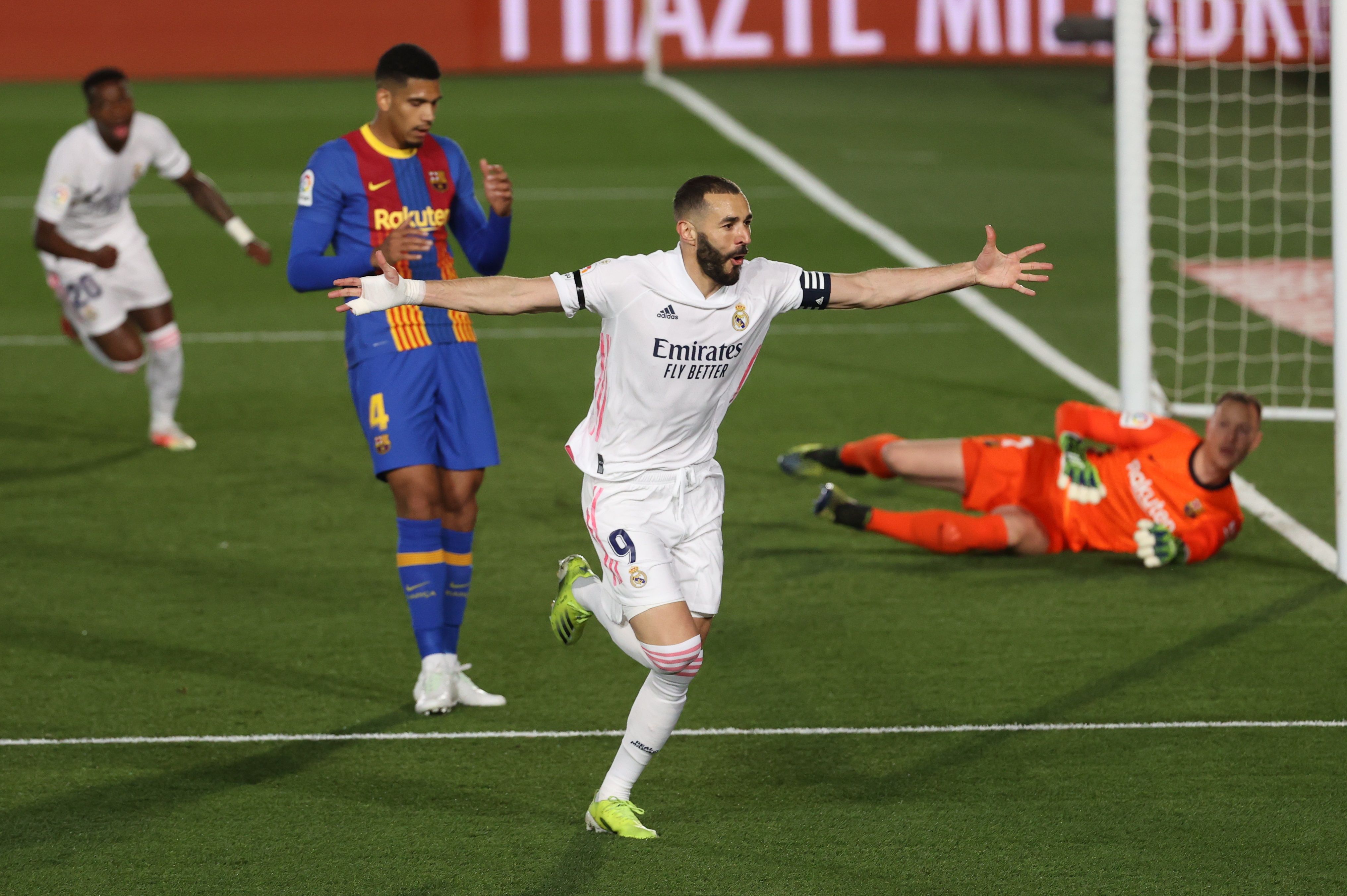 Karim Benzema celebra su gol, primero del equipo ante el FC Barcelona, durante el partido de la jornada 30. (Foto Prensa Libre: AFP).