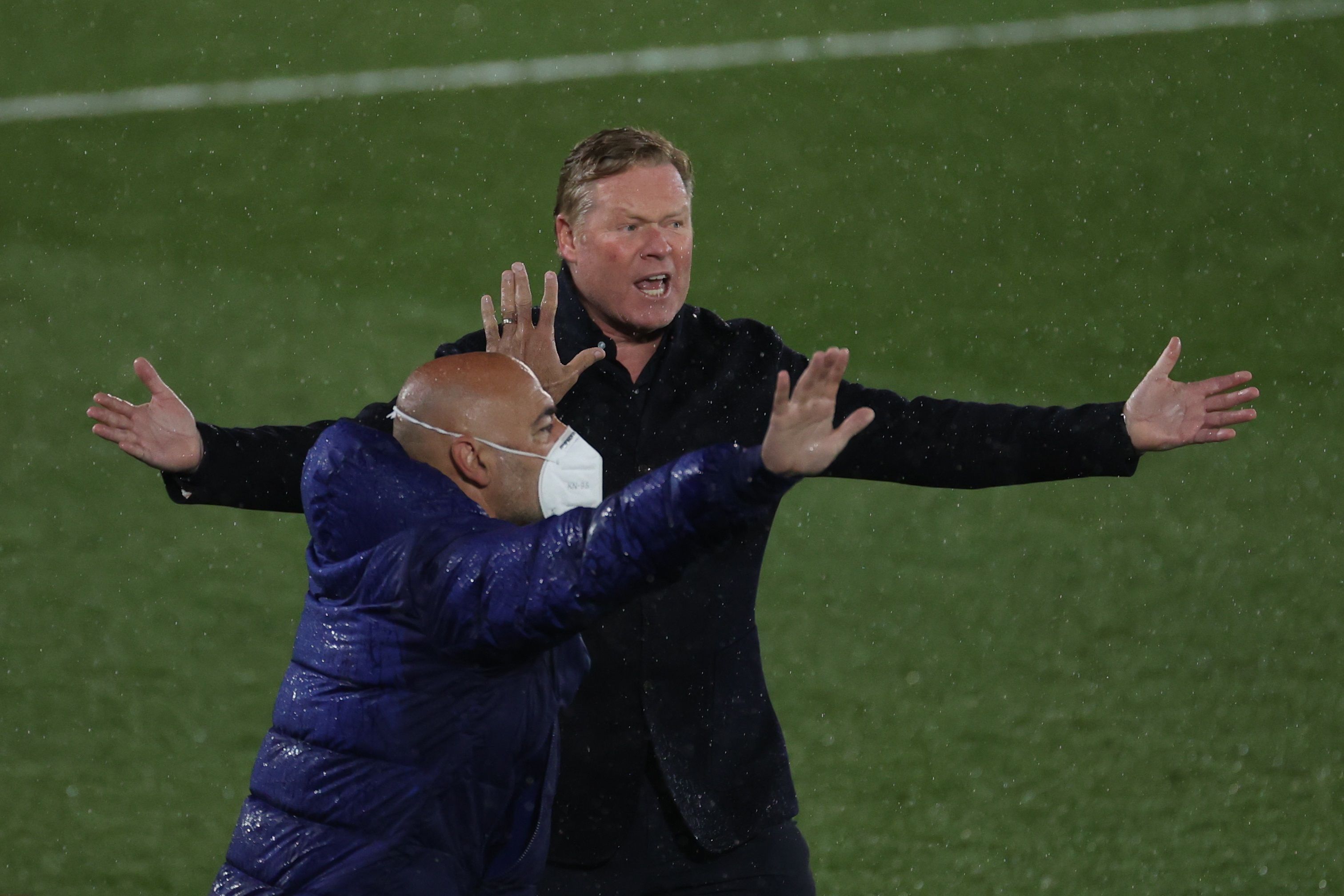 El técnico holandés del FC Barcelona, Ronald Koeman, protesta un posible penalti en el área del Real Madrid, durante el encuentro  disputado en el estadio Alfredo Di Stéfano, en Madrid. (Foto Prensa Libre: EFE).