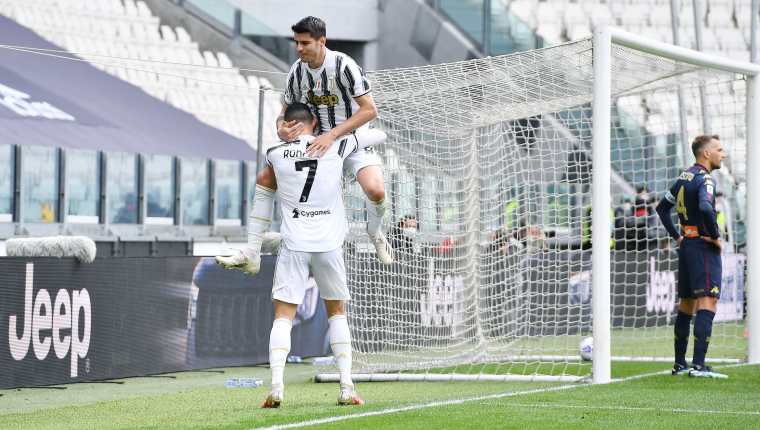 Alvaro Morata cele bra con Cristiano Ronaldo  después de anotar el 2-0 de la  Juventus FC contra el Genova. (Foto Prensa Libre: EFE). 
