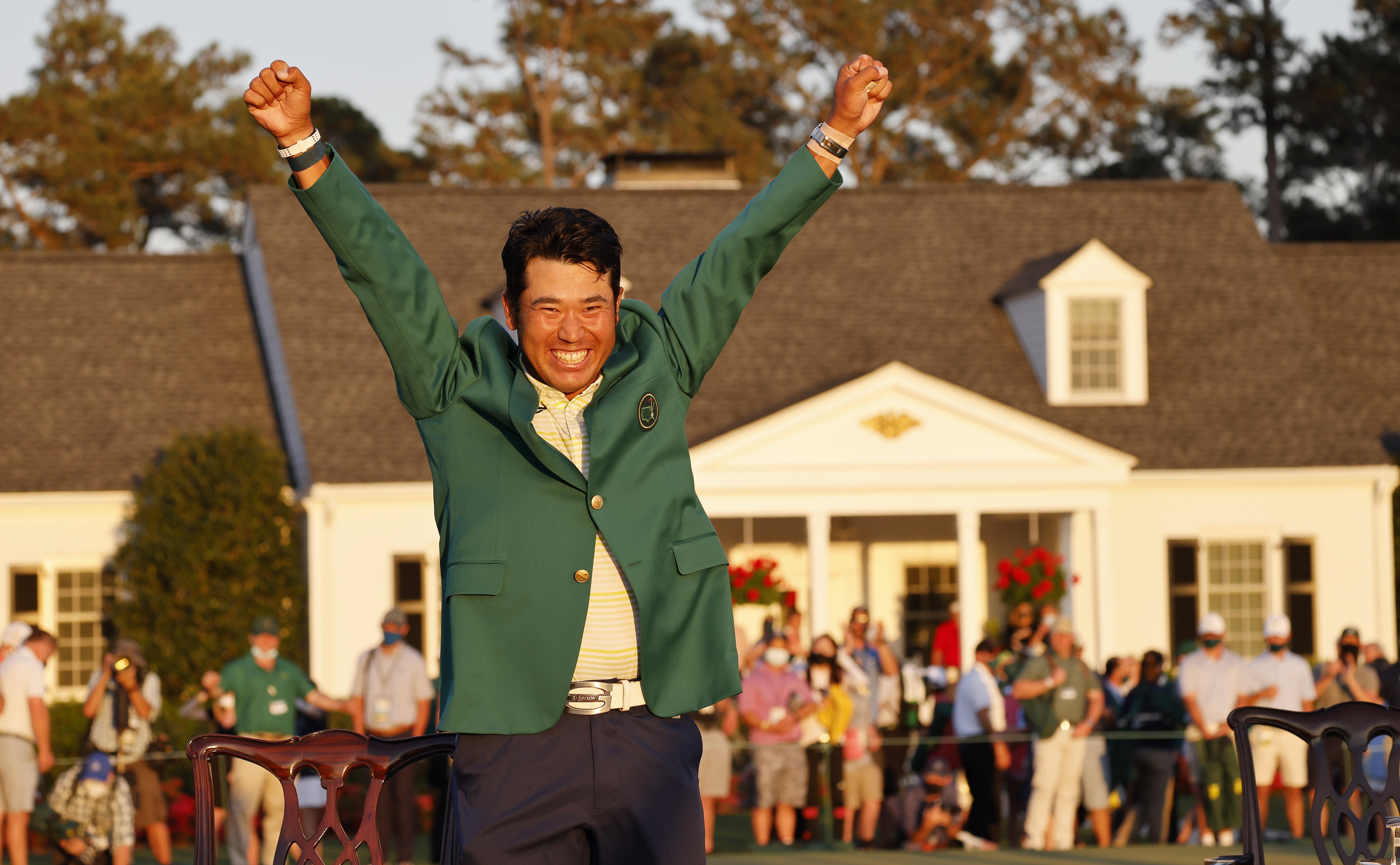 El golfista japonés Hideki Matsuyama celebra su victoria en el Masters de Augusta en Georgia, Estados Unidos. Hideki Matsuyama, número 25 del mundo, vio cumplido el 11 de abril el gran sueño de su vida al convertirse en el primer japonés que conquista el Masters de Augusta, su primer título mayor como profesional. Foto Prensa Libre: EFE.