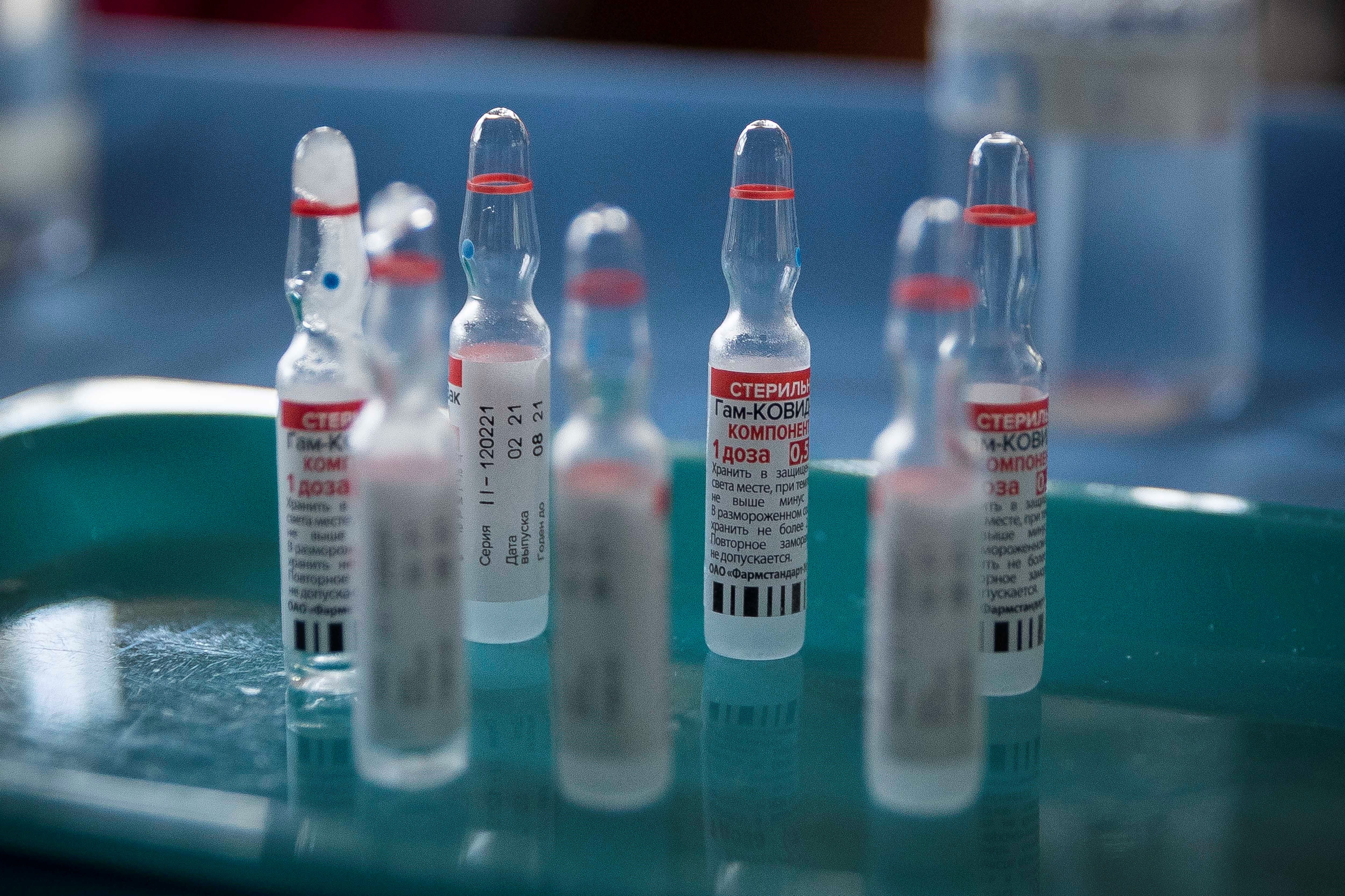 Fotografía de ampollas con dosis de la vacuna rusa Sputnik V sobre una bandeja, durante una jornada de vacunación en Venezuela. (Foto Prensa Libre: EFE)