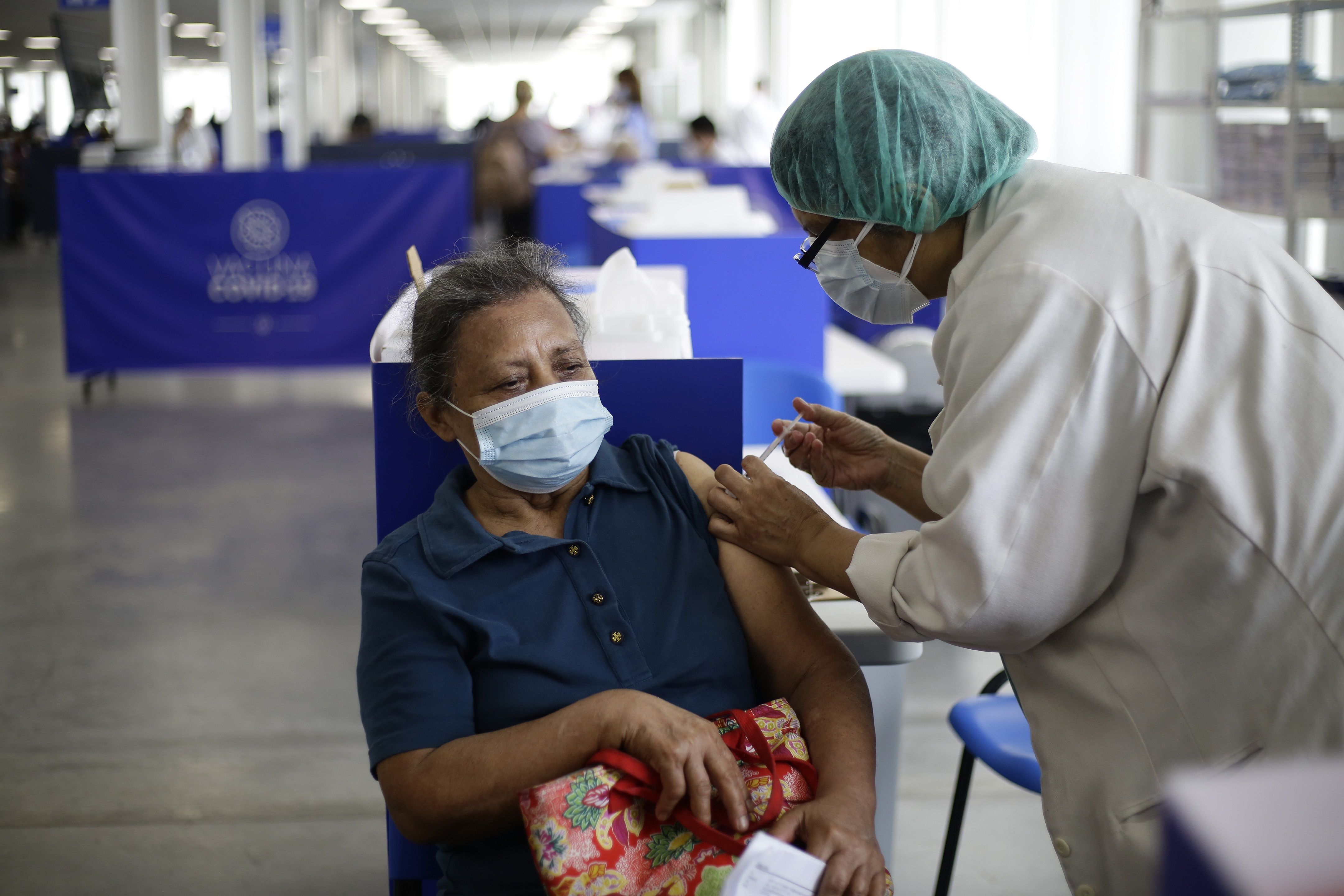 Una mujer recibe la vacuna contra la covid-19 en el centro de vacunación del Hospital El Salvador, en San Salvador, El Salvador). (Foto Prensa Libre: EFE)