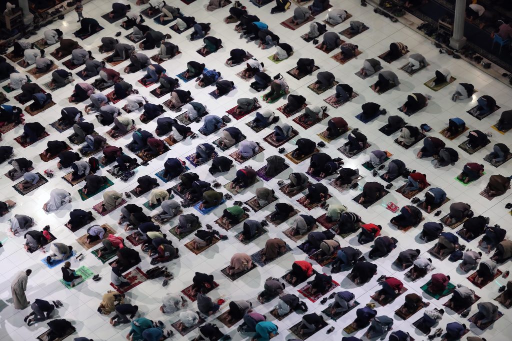 Cairo (Egypt), 13/04/2021.- Egyptian muslims perform an evening prayer called 'Tarawih', during the holy fasting month of Ramadan inside Mosque of Al-Azhar Mosque in Cairo, 13 April 2021. Muslims around the world celebrate the holy month of Ramadan by praying during the night time and abstaining from eating, drinking, and sexual acts between sunrise and sunset. Ramadan is the ninth month in the Islamic calendar and it is believed that the revelation of the Koran's first verses occurred during its last 10 nights. (Egipto) EFE/EPA/KHALED ELFIQI