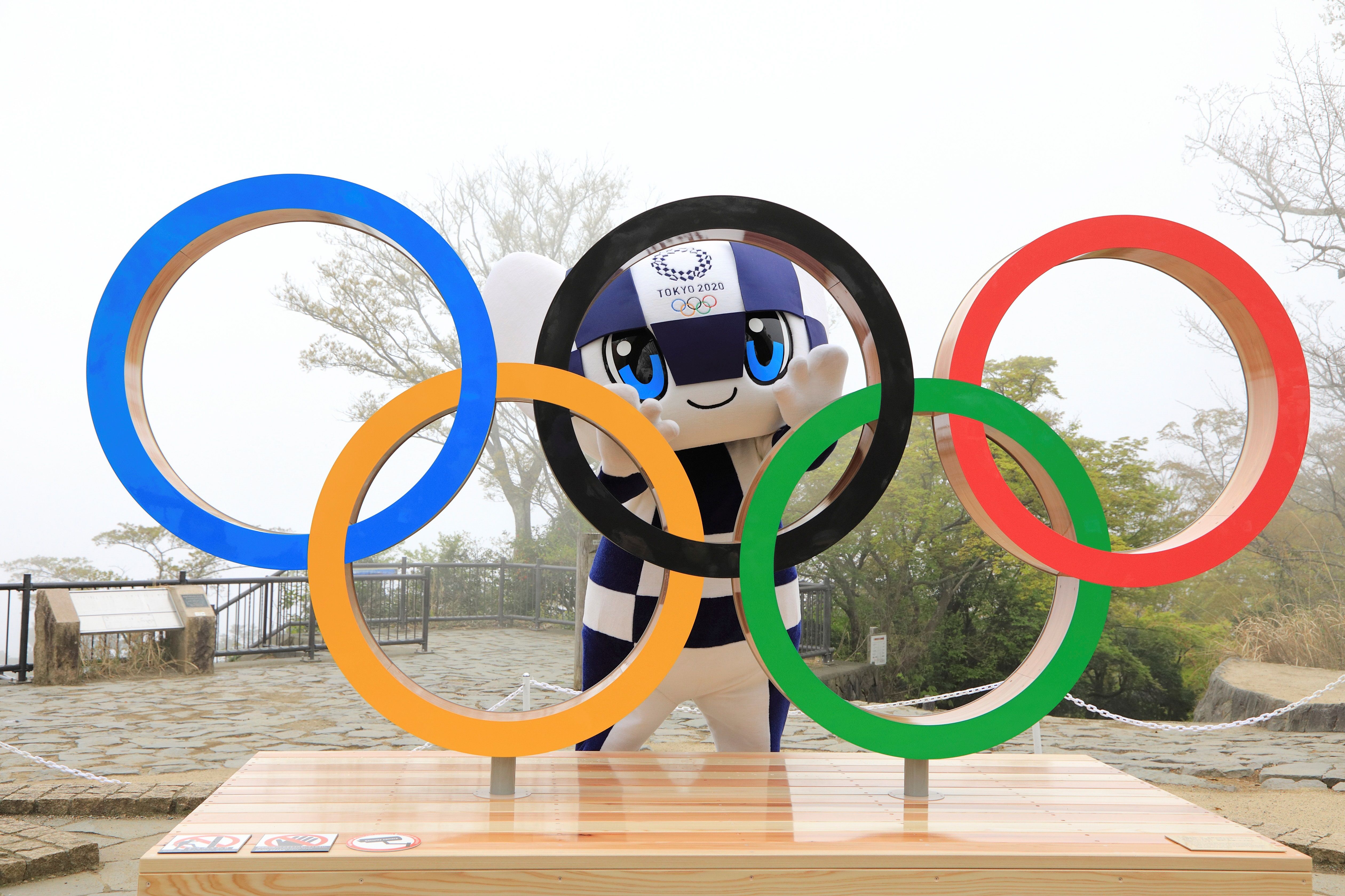 Mascota de los próximos Juegos Olímpicos tokiotas, Miraitowa, posa con los anillos olímpicos instalados en la cima del monte Takao, en el oeste de Tokio. Foto Prensa Libre: EFE