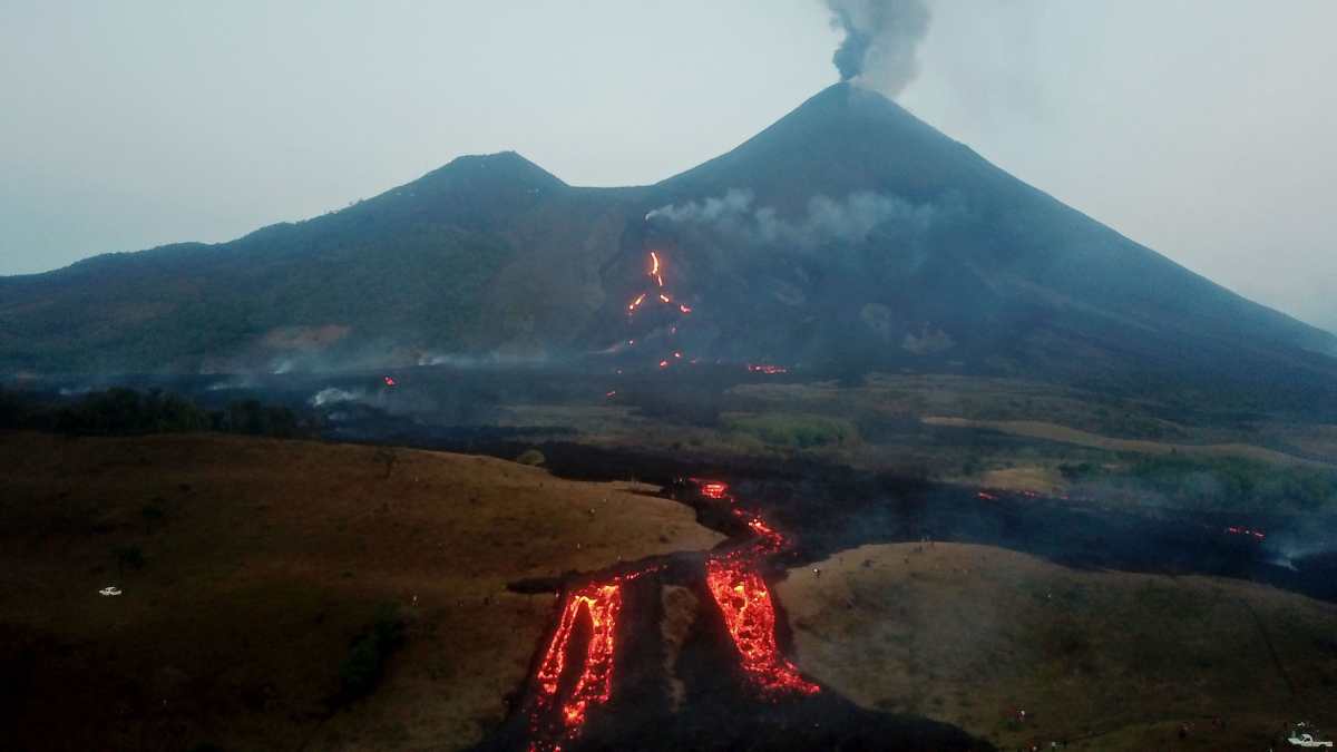 Lava del Volcán de Pacaya está a 250 metros al Este de El Rodeo y a 370 metros las primeras casas de El Patrocinio