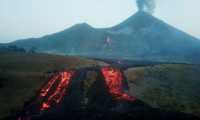 Fotografía tomada con un dron muestra el avance del flujo de lava del Volcán de Pacaya. (Foto Prensa Libre: EFE)