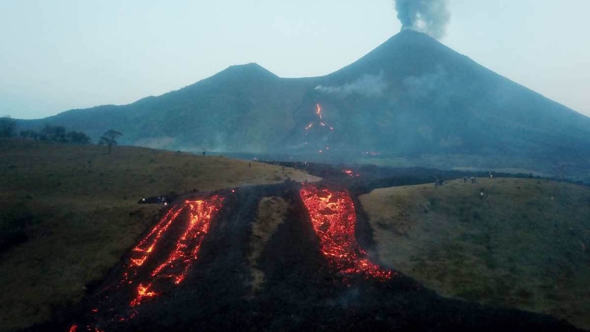 Flujo de lava del Volcán de Pacaya avanza hacia decenas de casas y líderes comunitarios señalan falta de apoyo