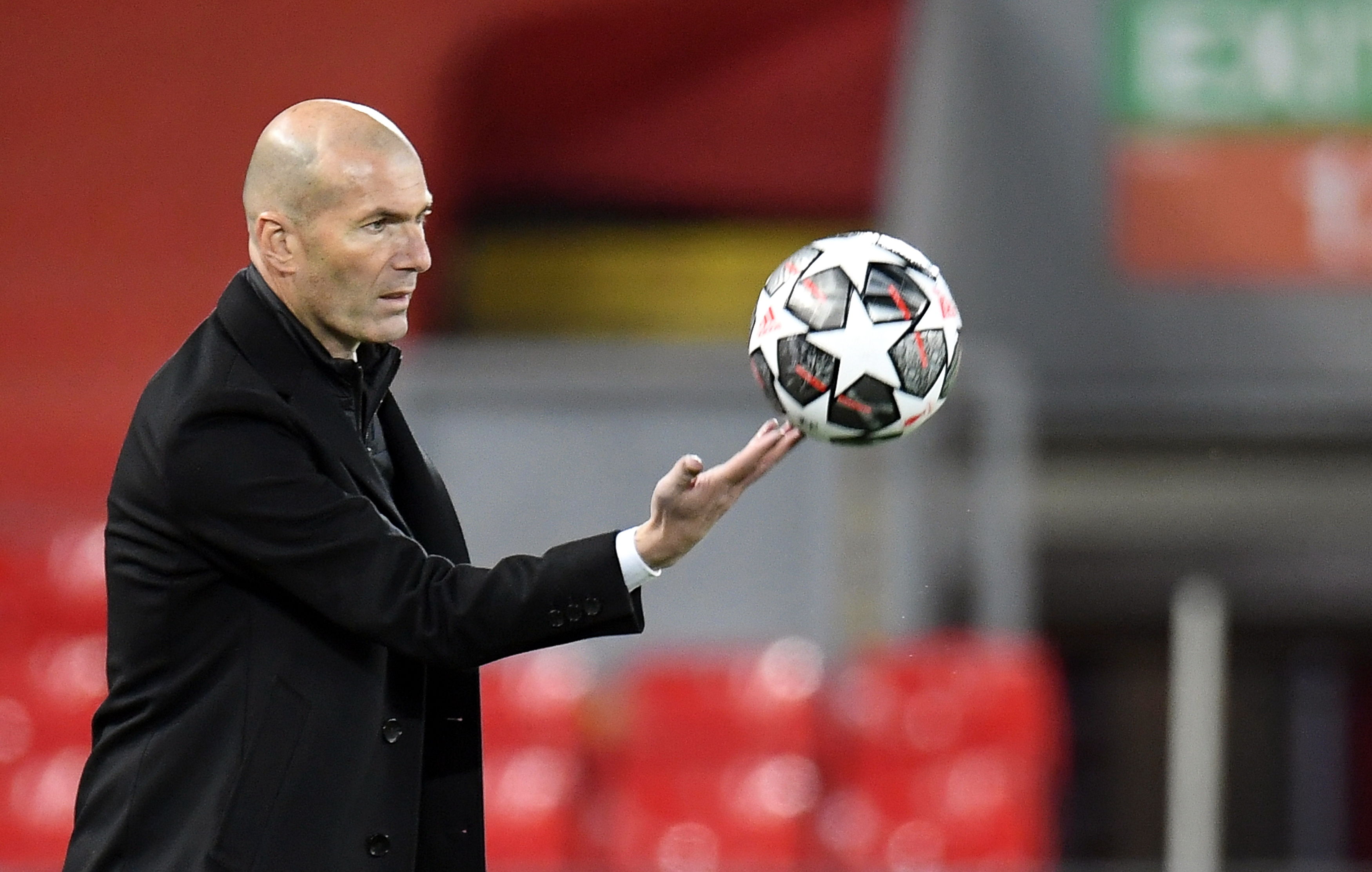 El técnico del Real Madrid, Zinedine Zidane, no cree que la Uefa deba sancionarlos por formar la Superliga Europea. Foto Prensa Libre: EFE.