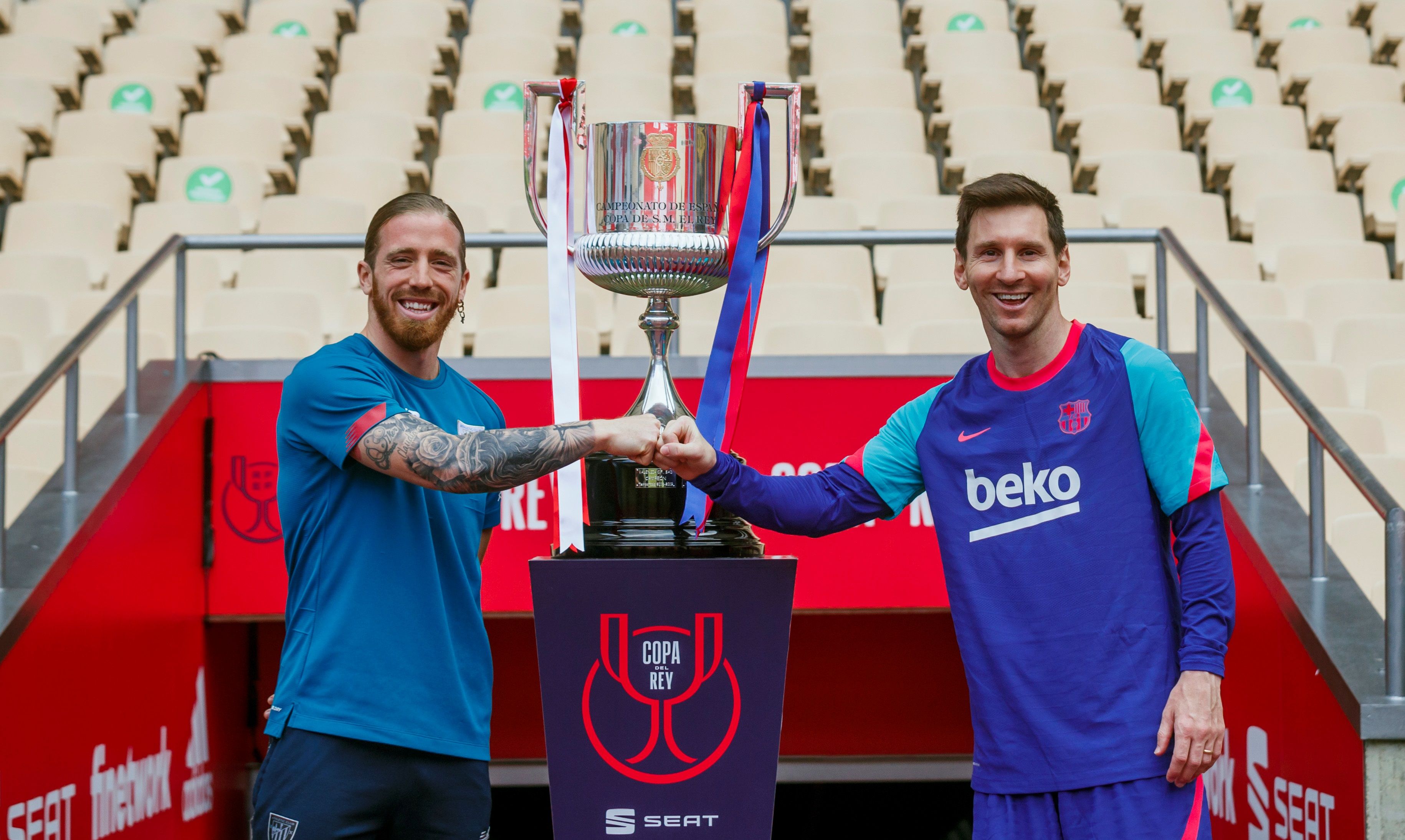 El capitán del FC Barcelona, Leo Messi y el del Athletic de Bilbao, Íker Muniain posan junto con la Copa antes de disputar mañana sábado la final de la Copa del Rey de fútbol en el estadio de la Cartuja de Sevilla. Foto Prensa Libre: EFE.
