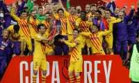 Seville (Spain), 17/04/2021.- A handout picture made available by the Spanish Royal Soccer Federation (RFEF) shows FC Barcelona's players as they celebrate with the champions trophy following the Spanish King's Cup 2021 final soccer match between FC Barcelona and Athletic Bilbao held at La Cartuja Stadium, in Seville, southern Spain, 17 April 2021. (España, Sevilla) EFE/EPA/Spanish Royal Soccer Federation HANDOUT HANDOUT EDITORIAL USE ONLY/NO SALES