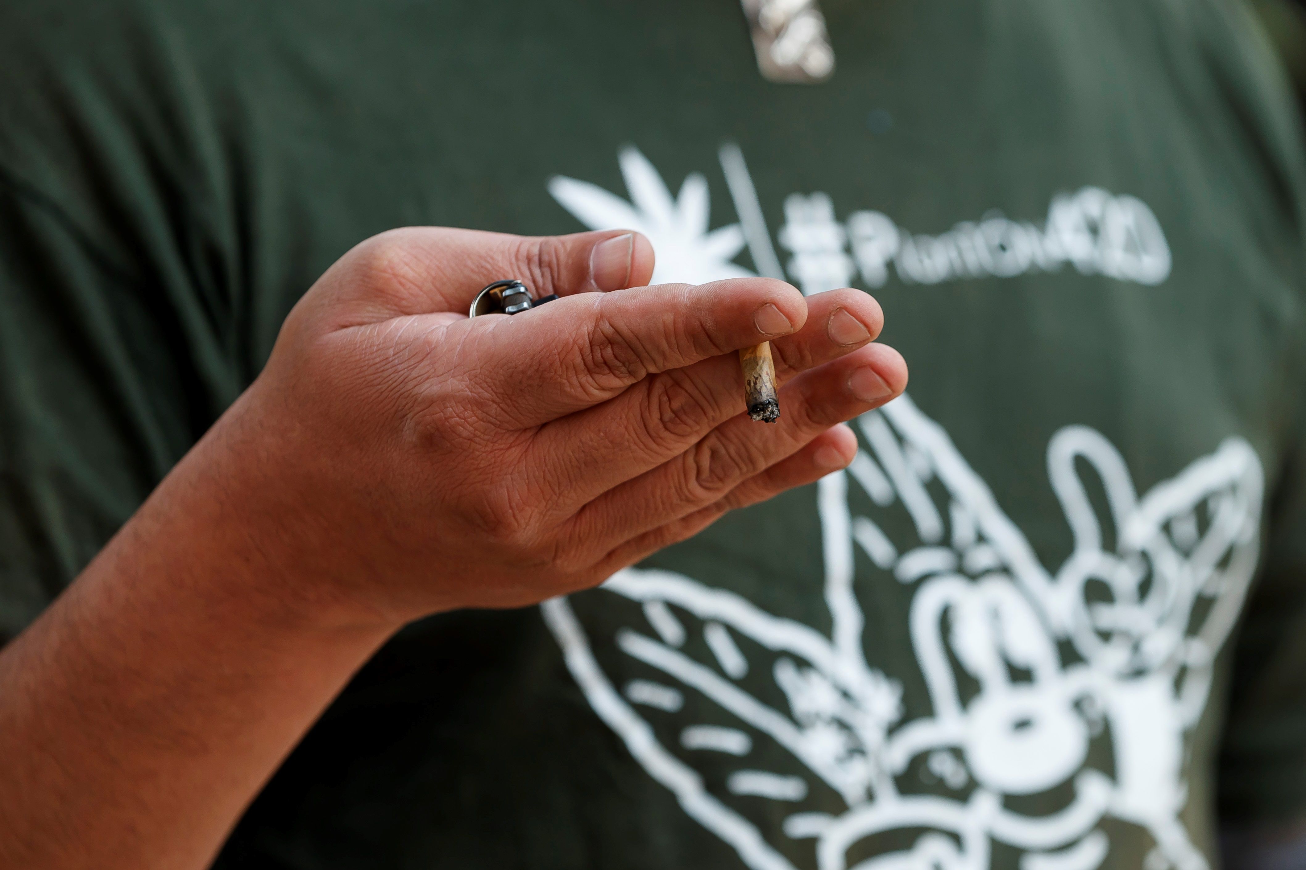 AME824. CIUDAD DE MÉXICO (MÉXICO), 19/04/2021.- Detalle del cigarro de marihuana que fuma Pepe Rivera, del Movimiento Cannábico Mexicano, durante una entrevista con Efe el 6 de abril de 2021, en Ciudad de México (México). El continente americano se ha convertido en el gran pionero en la legalización de la marihuana con ejemplos exitosos como el de Uruguay o el de algunos estados de Estados Unidos, pero ello no exime de un largo y tortuoso camino hacia el cannabis recreativo. Una prueba de ello es México, donde el Congreso lleva meses aplazando la normativa con un alud de voces a favor y en contra, o Brasil y Guatemala, países en los todavía no se vislumbra el consumo lúdico. EFE/José Méndez