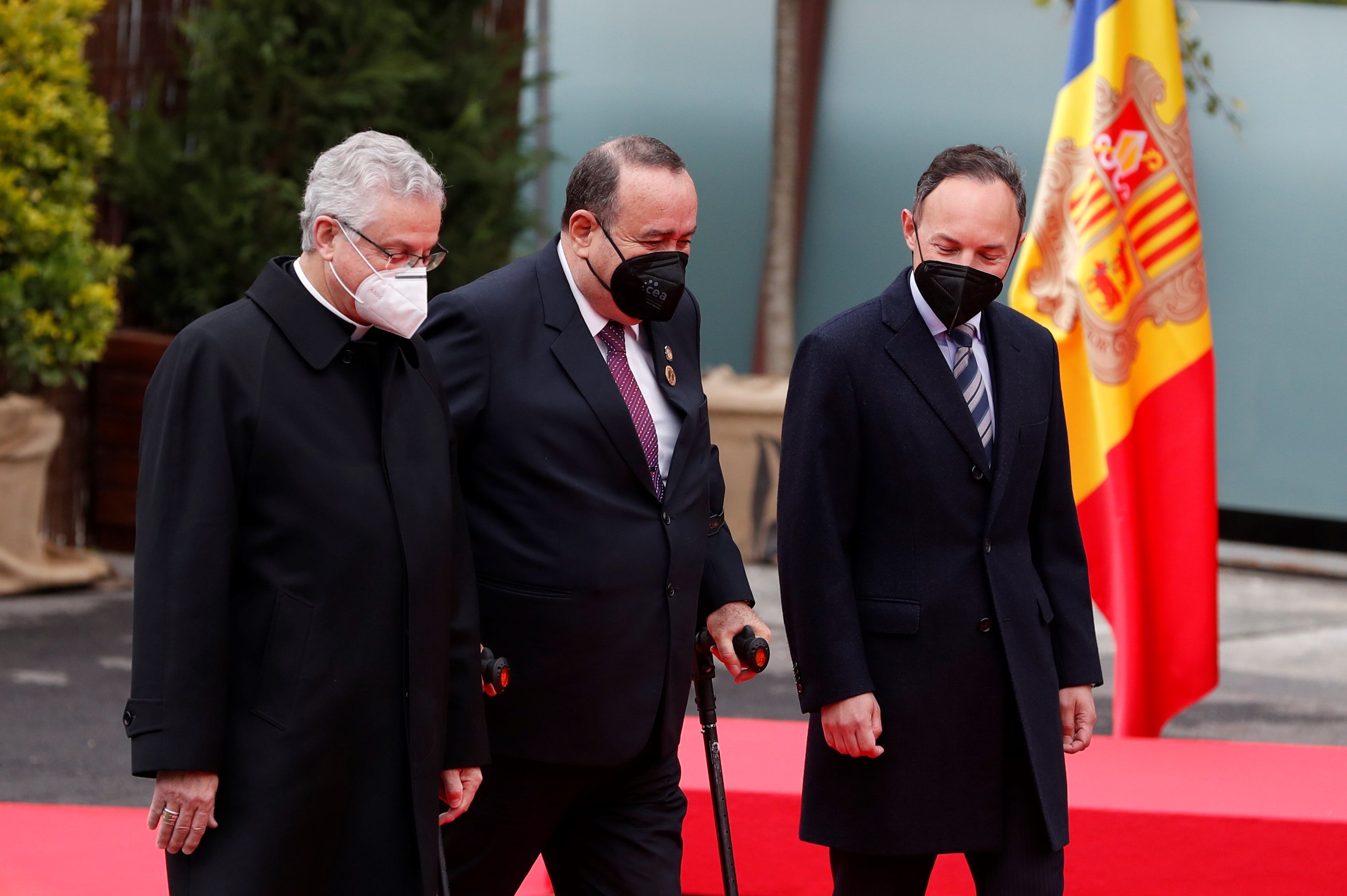 El obispo de Urgell y copríncipe de Andorra, Joan-Enric Vives (i), y el jefe del gobierno de Andorra, Xavier Espot Zamora (d), reciben al presidente de Guatemala, Alejandro Giammattei, antes del encuentro "conversatorio" de Jefes de Estado y de Gobierno celebrado este martes dentro del XIII Encuentro Empresarial Iberoamericano, que tiene lugar en Andorra, en el marco de la XXVII Cumbre Iberoamericana.  (Foto Prensa Libre: EFE)