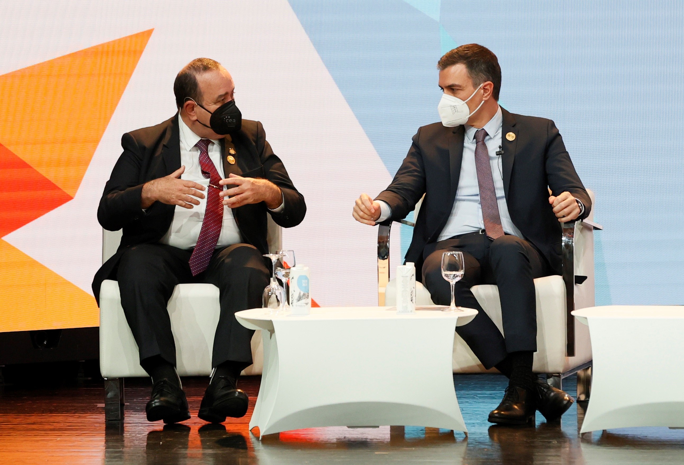El presidente Alejandro Giammattei  y el  presidente del Gobierno español, Pedro Sánchez,  durante el XIII Encuentro Empresarial Iberoamericano en Andorra (Foto Prensa Libre: EFE) 
