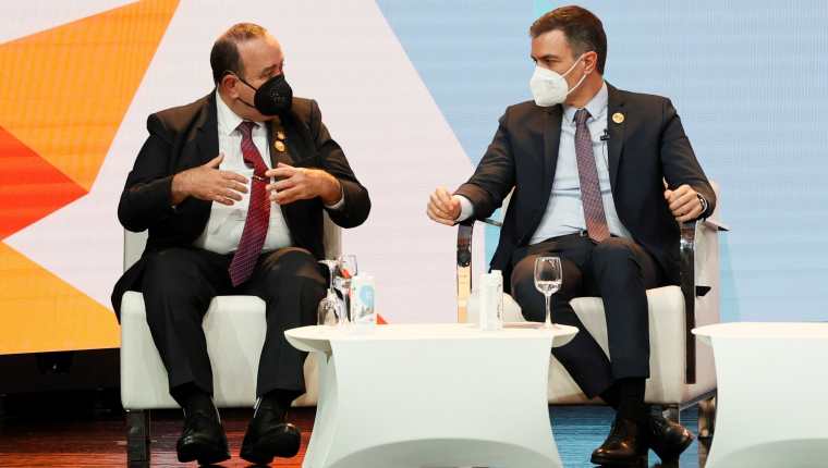 El presidente Alejandro Giammattei  y el  presidente del Gobierno español, Pedro Sánchez,  durante el XIII Encuentro Empresarial Iberoamericano en Andorra (Foto Prensa Libre: EFE) 