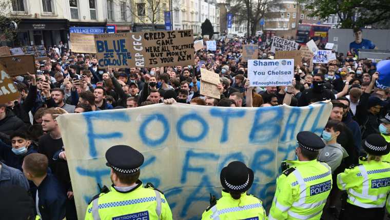 Aficionados del Chelsea protestaron contra la creación de la Superliga Europea  antes del juego de su equipo este 20 de abril. Foto Prensa Libre: EFE.