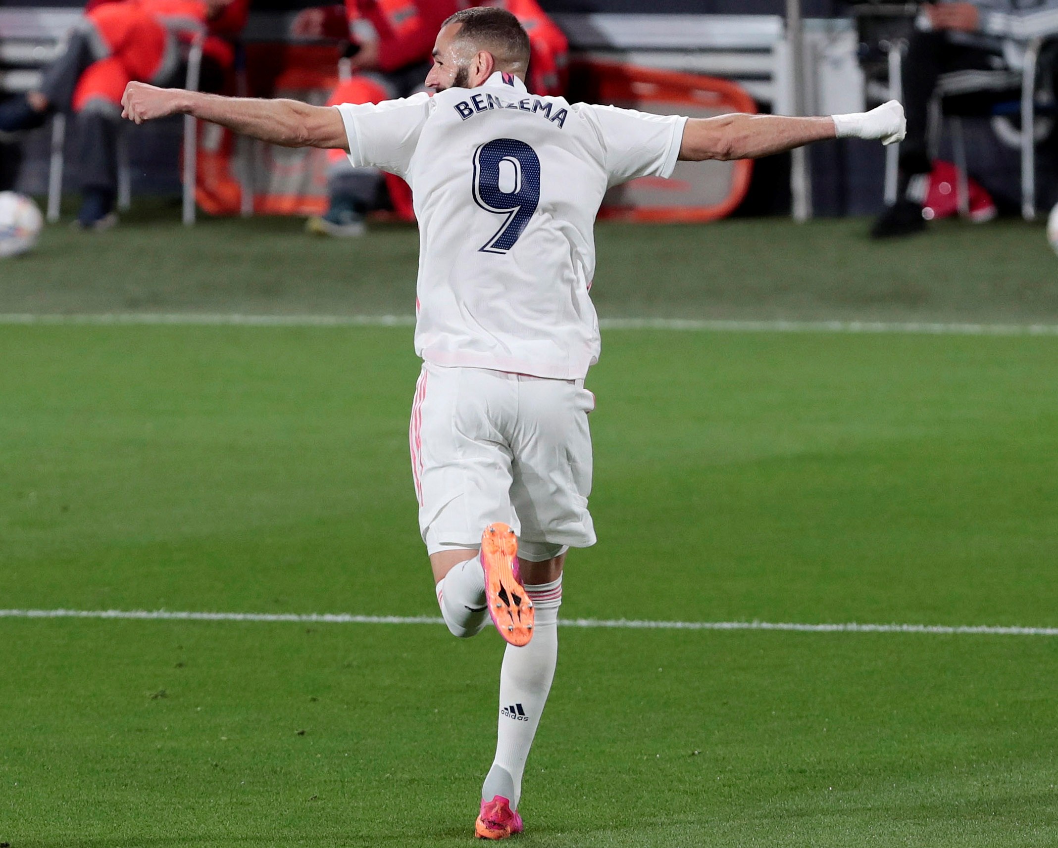 El delantero del Real Madrid Karim Benzemá celebra tras marcar el tercer gol ante el Cádiz. Foto Prensa Libre:  EFE.