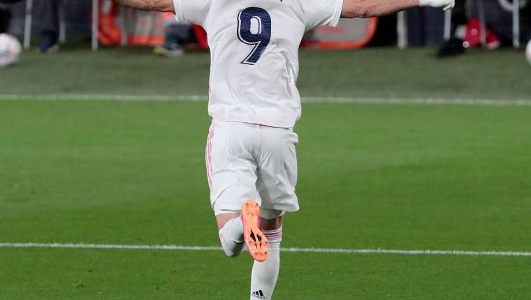 El delantero del Real Madrid Karim Benzemá celebra tras marcar el tercer gol ante el Cádiz. Foto Prensa Libre:  EFE.