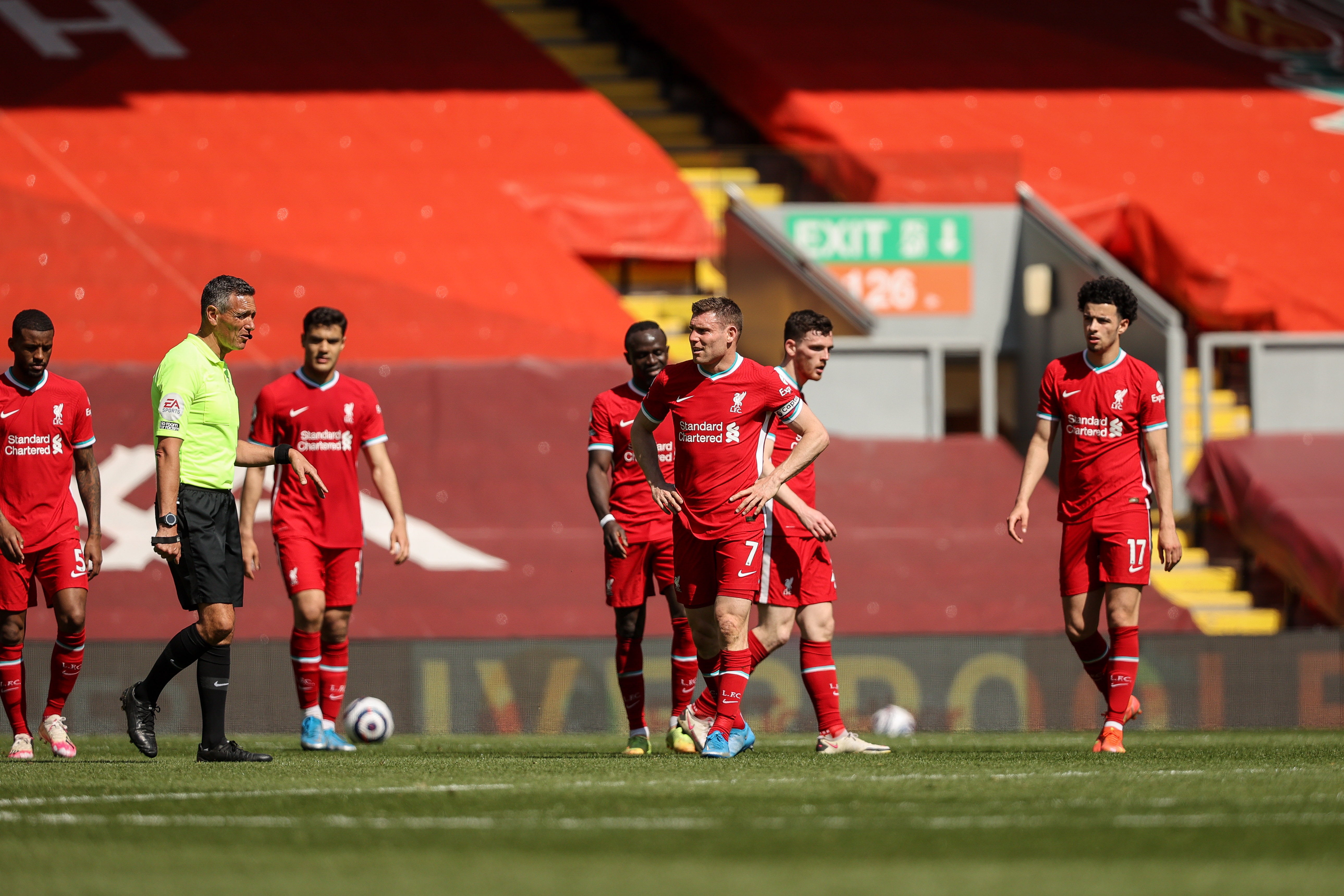 Los jugadores del Liverpool muestran su decepción, después del empate contra Newcastle en el partido de la jornada 33 de la Premier League. (Foto Prensa Libre: EFE).