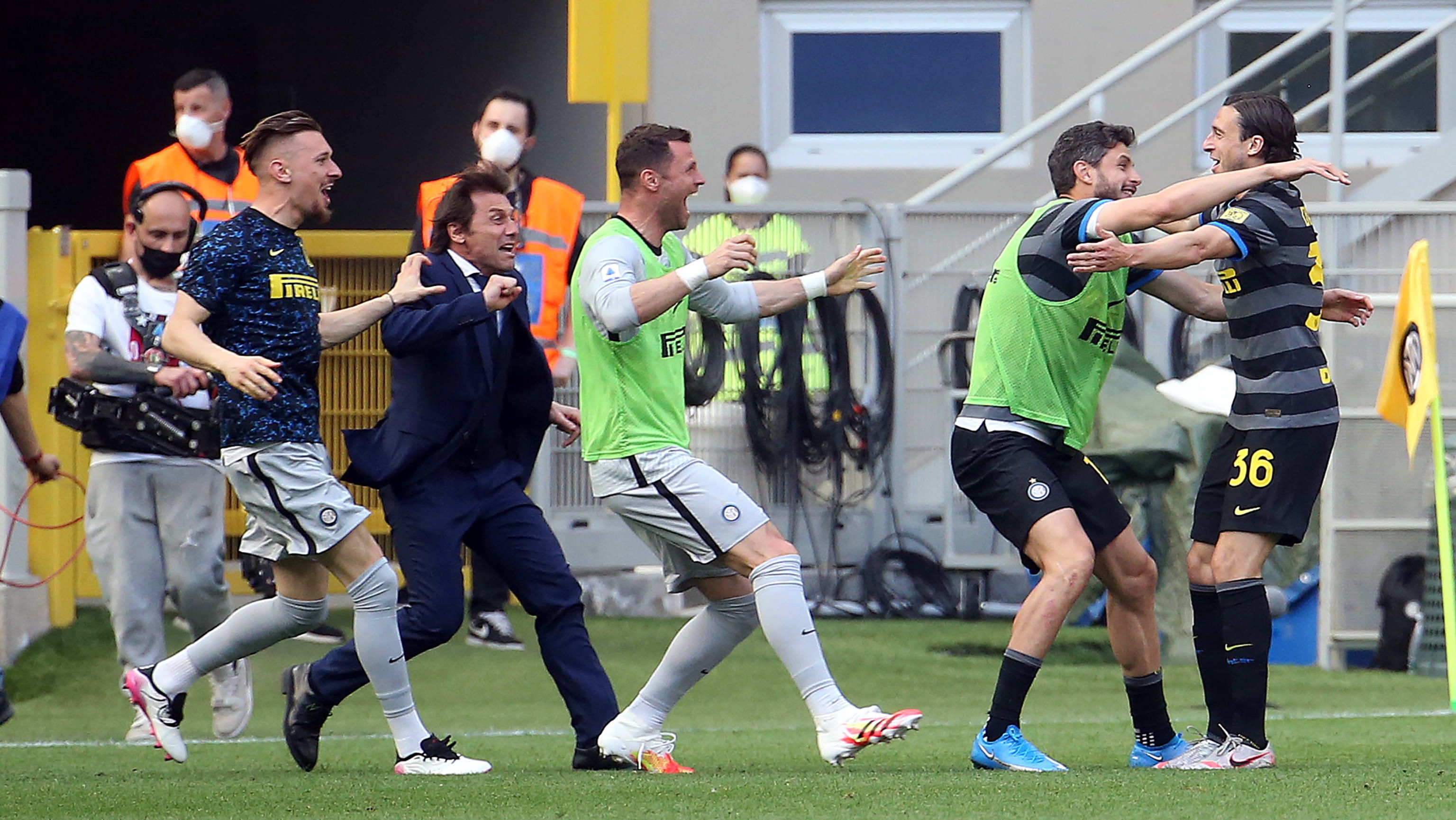 Matteo Darmian celebra con sus compañeros el 1-0 en el partido del Inter Milan contra el  Hellas Verona. (Foto Prensa Libre: EFE).
