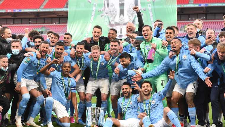 Los jugadores del  Manchester City festejan después de ganar la Copa de la Liga al vencer al  Tottenham Hotspur en Wembley. (Foto Prensa Libre: EFE).
