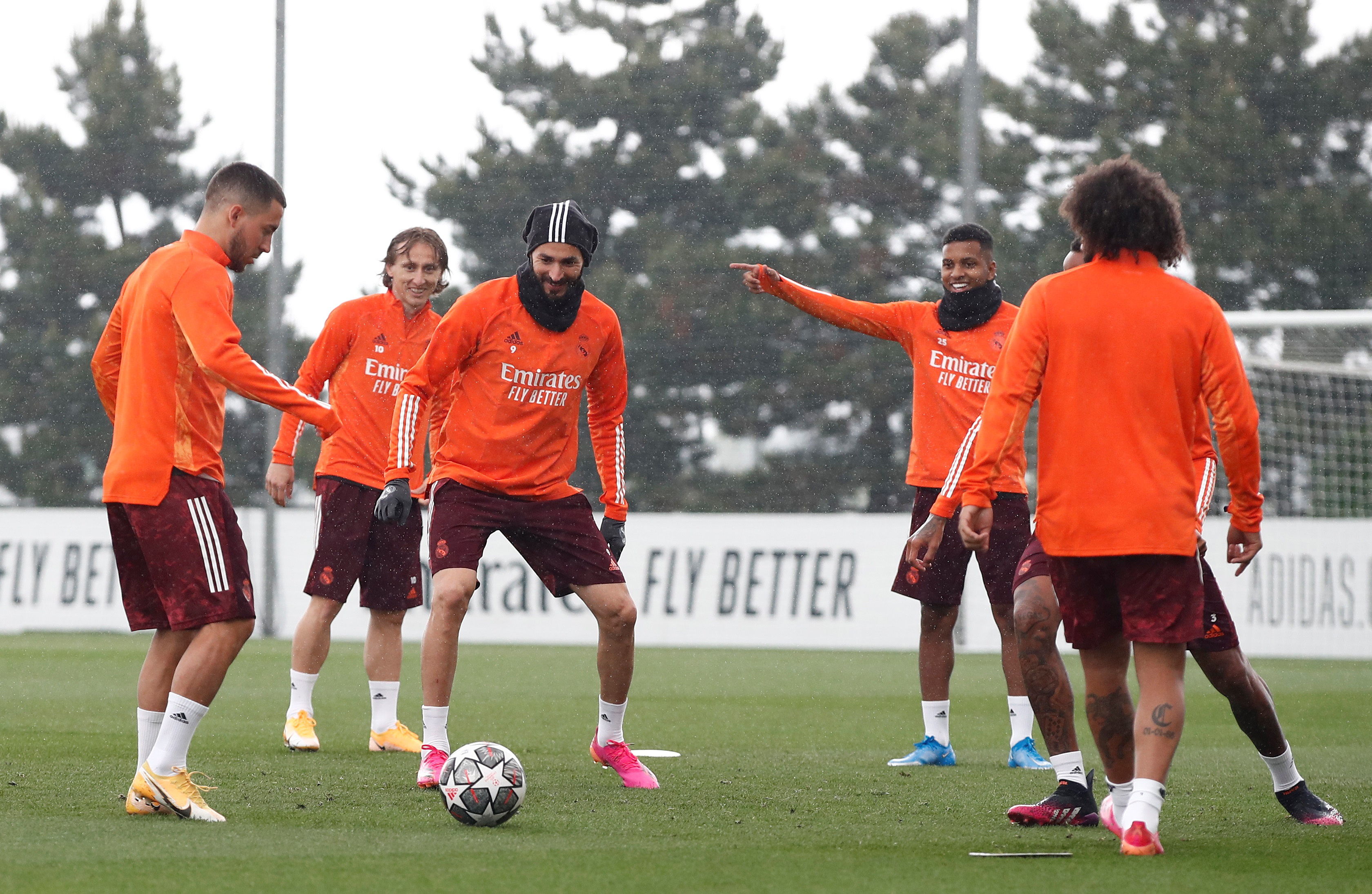 Eden Hazard, Rodrygo, Luka Modric y Karim Benzema practican durante el entreno antes de enfrentar al Chelsea. Foto Prensa Libre: 
EFE/EPA/realmadrid.com