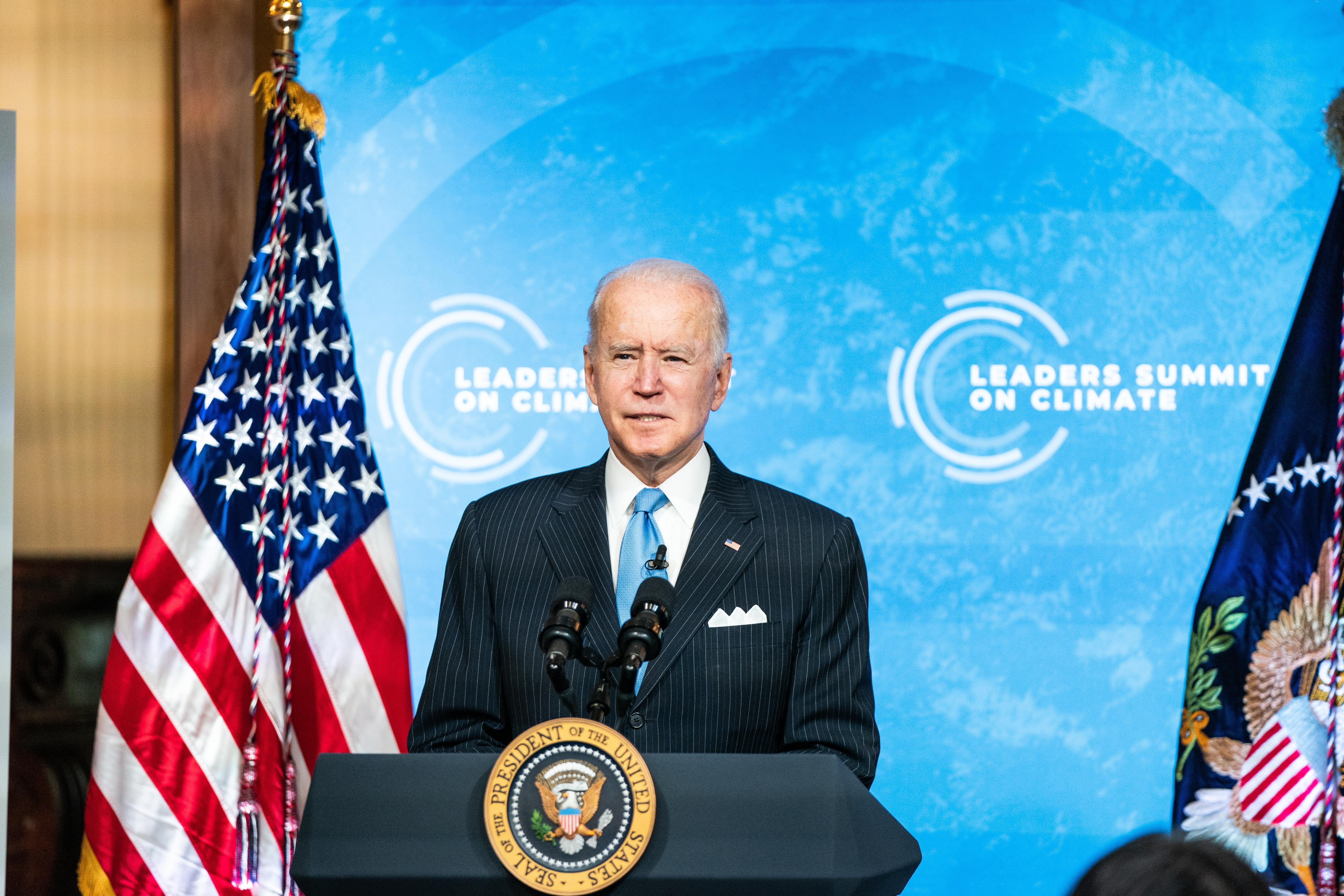 EA5095. WASHINGTON (ESTADOS UNIDOS), 27/04/2021.- El presidente de los Estados Unidos, Joe Biden, habla durante la Cumbre Climática el 23 de abril de 2021, en la Casa Blanca, en Washington (DC, EE.UU.). En sus primeros cien días en la Casa Blanca el presidente estadounidense, Joe Biden, ha puesto en cuestión los tabúes económicos asentados en el país desde la década de 1980 al apostar por una destacada intervención estatal y un refuerzo de los endebles sistemas de bienestar social. "Es una inversión en EE.UU. que solo se da una vez en cada generación, algo no visto desde que creamos el sistema de autopistas interestatales y la carrera espacial décadas atrás. De hecho, es la mayor inversión en empleos desde la Segunda Guerra Mundial", subrayó Biden al anunciar su plan de infraestructura en Pittsburgh (Pensilvania) a final de marzo. EFE/ Anna Moneymaker/POOL