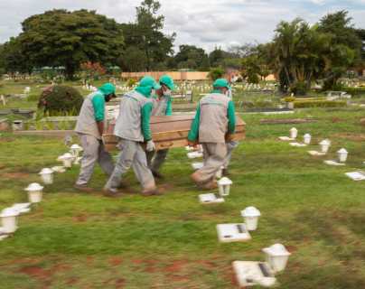 El entierro de víctimas de COVID-19 fue grabado en un cementerio de Brasil, no en un set