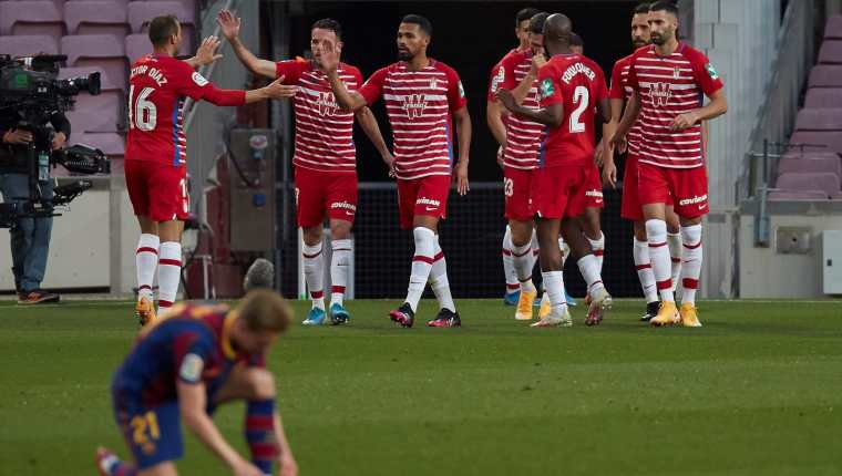  Los jugadores del Granada celebran el gol del empate 1-1. Al final los visitantes ganaron 1-2. Foto Prensa Libre: EFE.