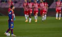 El delantero argentino del FC Barcelona, Leo Messi, espera en el centro del campo tras el segundo gol del Granada durante el partido aplazado que perdieron este 29 de abril. Foto Prensa Libre: EFE.