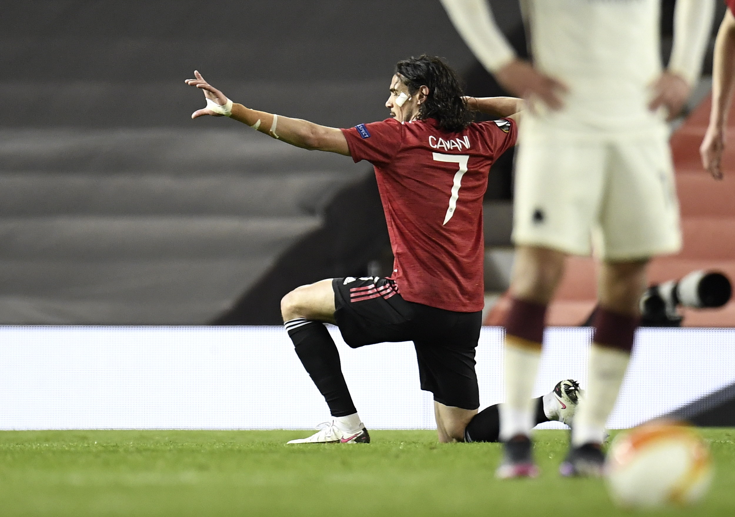 Edinson Cavani del Manchester United celebra uno de los dos goles que marcó ante la Roma. Foto Prensa Libre: EFE. 