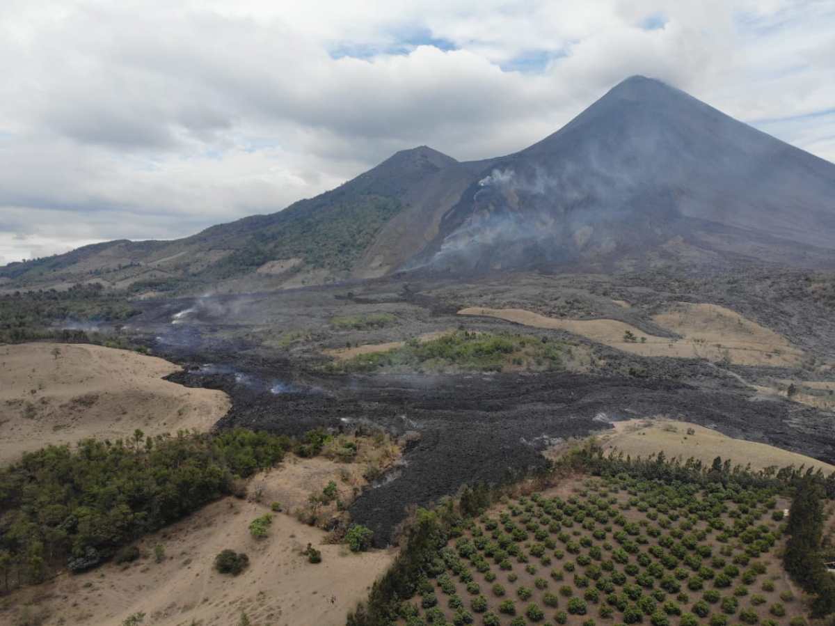 Persiste amenaza del flujo de lava del volcán Pacaya sobre comunidades cercanas