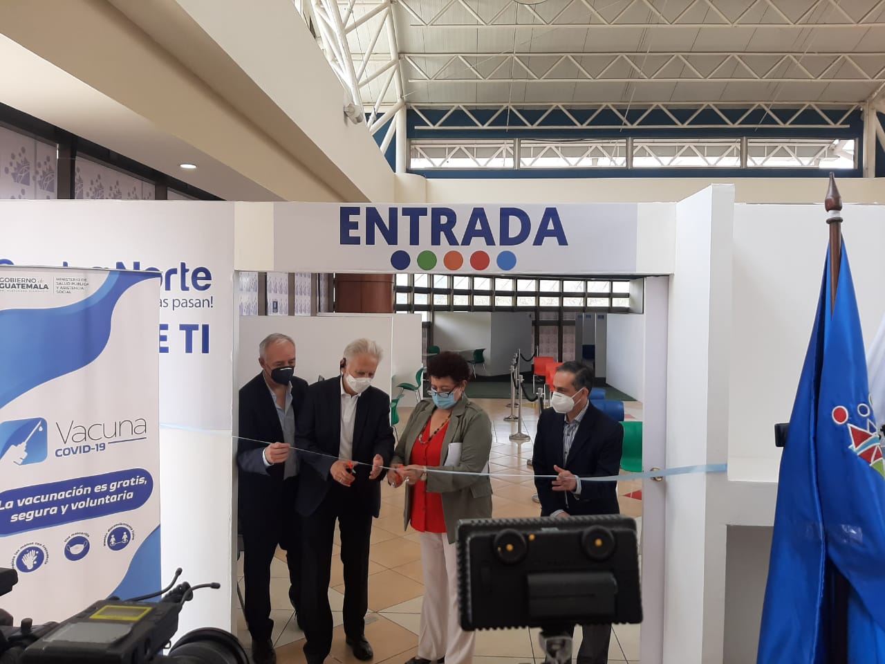 Autoridades de Salud y representantes de Fundesa habilitan un puesto de vacunación en el Centro Comercial Centra Norte. (Foto Prensa Libre: Andrea Domínguez)
