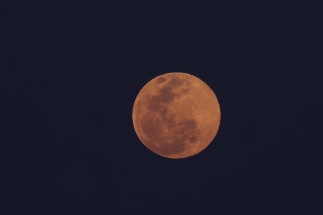 Por la cercanía a la Tierra, la luna tiende a ser de color rosa, lo que atrae la atención de miles de personas. (Foto Prensa Libre: Érick Ávila)