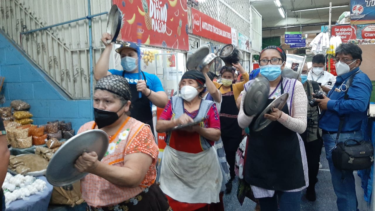 Comerciantes se oponen a la disposición que les impide el servicio de alimentos para comer en los comedores. (Foto: Andrea Domínguez)