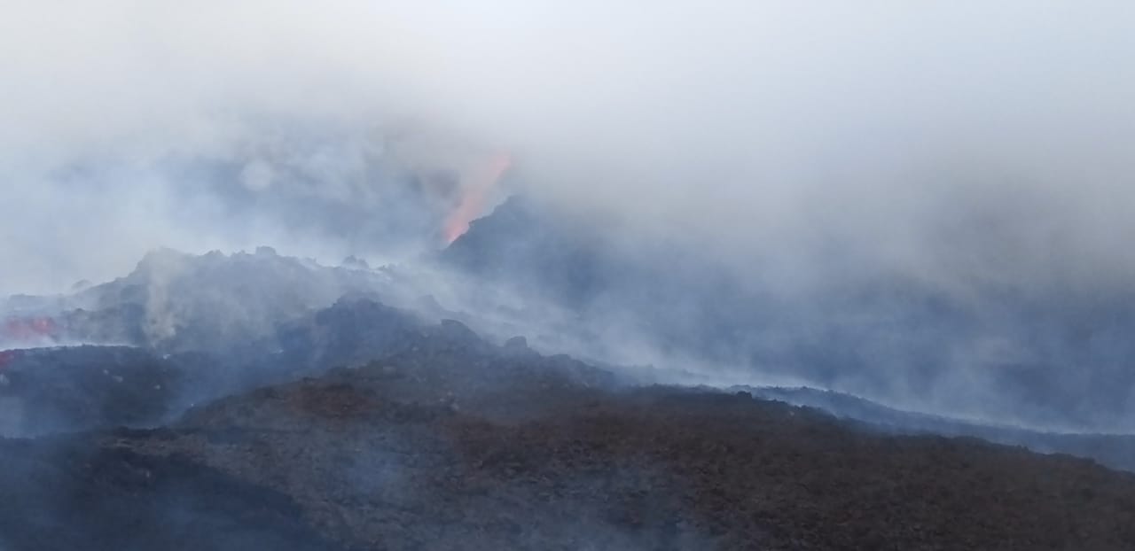 La formación de una nueva fisura en el Volcán de Pacaya causa preocupación a vecinos del sector. (Foto Prensa Libre:)