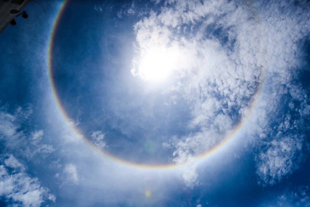 El halo solar es un fenómeno que anuncia un episodio de lluvia y que no tienen ningún efecto sobre los seres humanos. (Foto Prensa Libre: Juan Diego González)