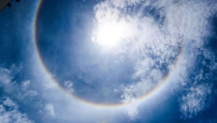 El halo solar es un fenómeno que anuncia un episodio de lluvia y que no tienen ningún efecto sobre los seres humanos. (Foto Prensa Libre: Juan Diego González)
