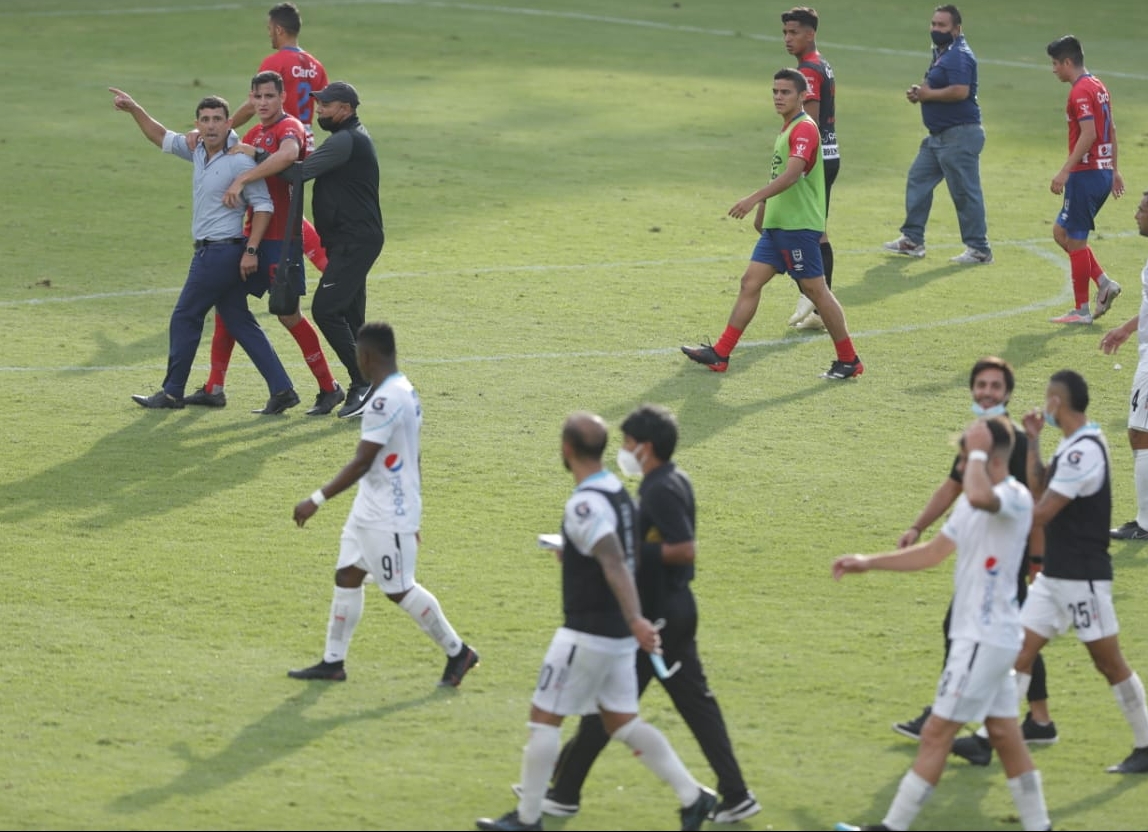 Sebastián Bini, técnico de Municipal, discutió con el jugador de Comunicaciones, José Manuel Contreras al final el partido. Foto Prensa Libre: Esbin García. 