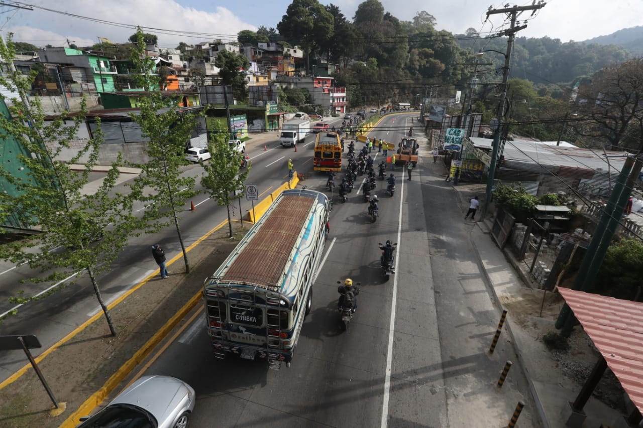 Este lunes 26 de abril empezaron los trabajos de construcción del paso a desnivel de San Lucas Sacatepéquez, donde fue habilitado un carril reversible. (Foto Prensa Libre: Érick Ávila)