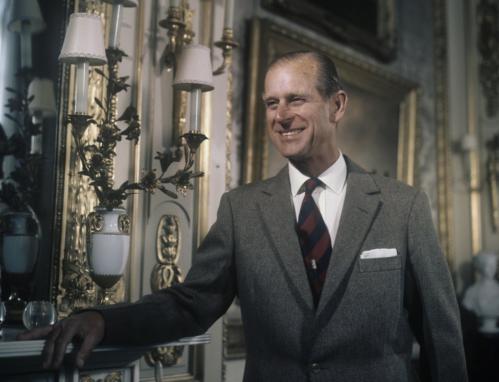 El duque de Edimburgo nació en la isla de Corfu, en Grecia, el 10 de junio de 1921. Su árbol genealógico incluye miembros de las familias reales de Dinamarca, Alemania, Rusia y Gran Bretaña.