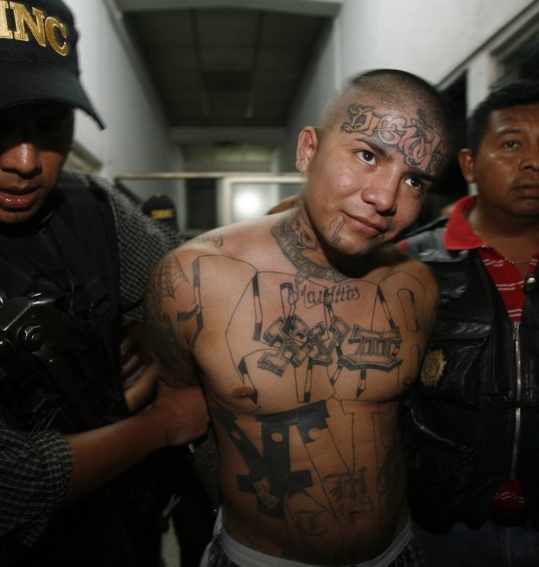 Alias "el Smiley" es custodiado por agentes de la PNC. Foto Prensa Libre: PNC.