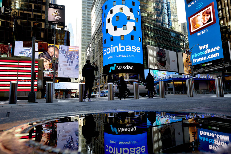 La valla publicitaria de Nasdaq en Times Square en Nueva York le da a la bienvenida a Coinbase el miércoles 14 de abril de 2021, antes de su debut en el mercado bursátil. (Gabby Jones/The New York Times)