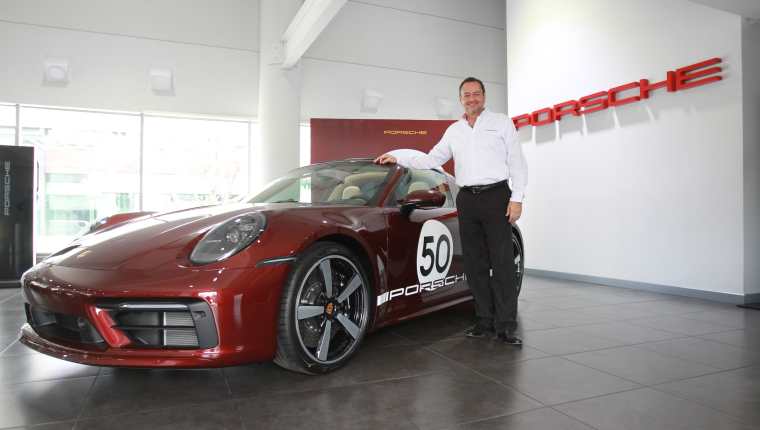 Miguel Castañeda gerente de marca Porsche en Grupo Los Tres, junto al 911 Targa 4S Heritage Design. Foto Prensa Libre: Norvin Mendoza