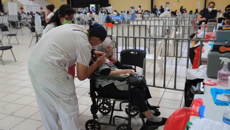 Autoridades de Salud ofrecieron varios mecanismos para inscribir en el programa de vacunación a los adultos mayores. (Foto Prensa Libre: Byron García)