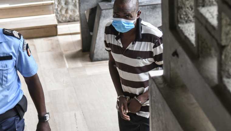 Amade Oueremi, el exseñor de la guerra de Costa de Marfil, fue condenado a cadena perpetua por 800 muertes. (Foto Prensa Libre: AFP)