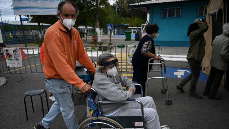 Los casos de coronavirus van en aumento en Guatemala, donde rige un estado de Prevención en busca de contener el avance de la pandemia. (Foto Prensa Libre: AFP)