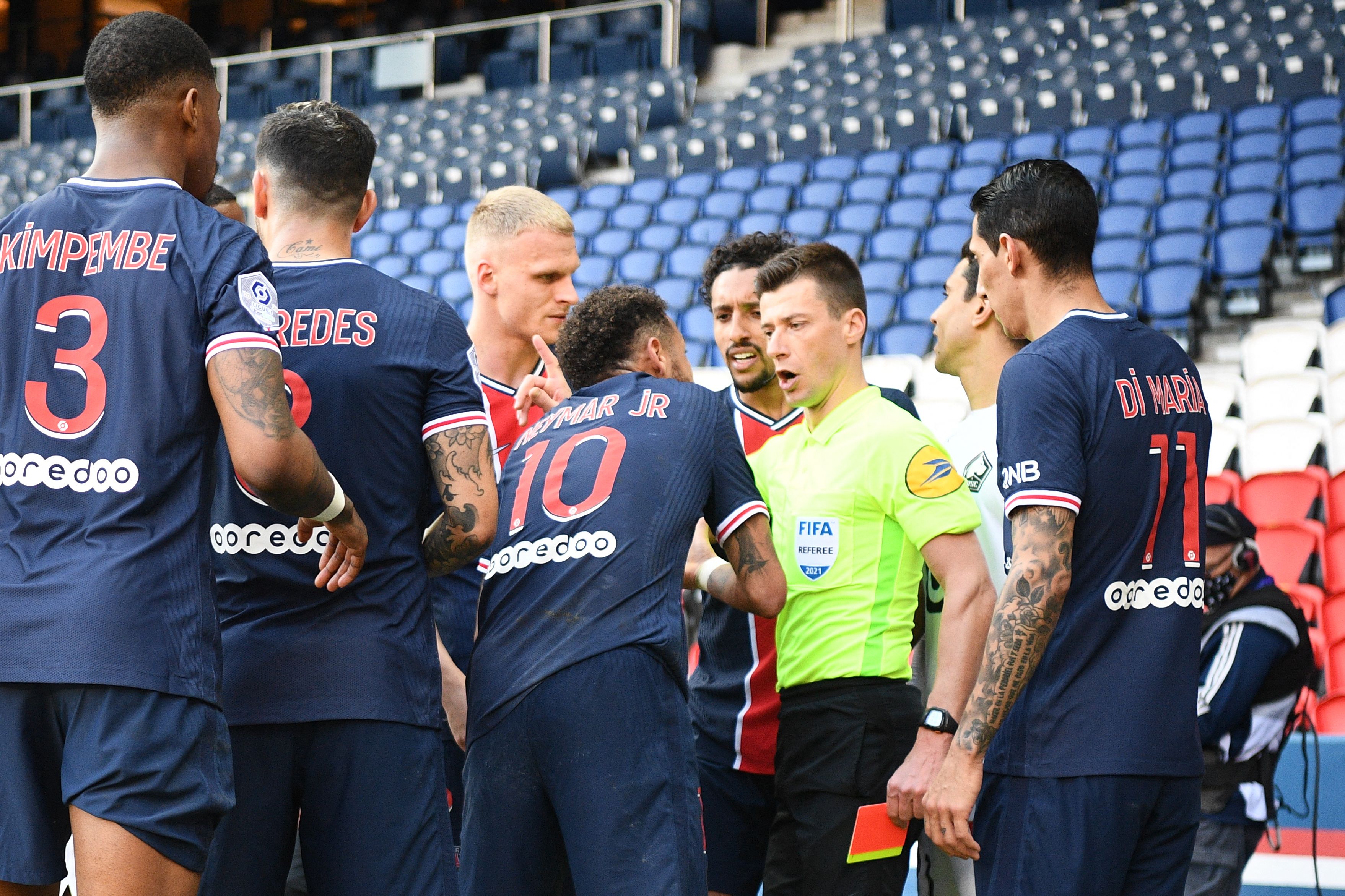 El delantero brasiñelo Neymar (C) le reclama al árbitro Benoit Bastien, después de haber sido expulsado en el partido del París contra Lille. (Foto Prensa Libre: AFP).